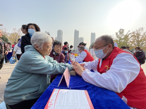 （20231123區(qū)中醫(yī)醫(yī)院）錫山健康文化大會暨江蘇省中醫(yī)藥宣傳月錫山專場、“文明錫山 康養(yǎng)怡心”示范活動2_副本.jpg