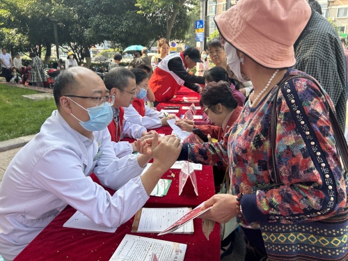 （20240508區(qū)中醫(yī)醫(yī)院）世界紅十字日，中醫(yī)藥健康服務進廣場2.JPG